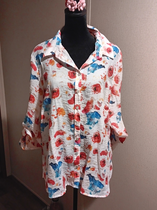 charlie jade Tops - Charlie Jade 🦄 White Watercolor Floral Button-Down with Red & Blue Accents